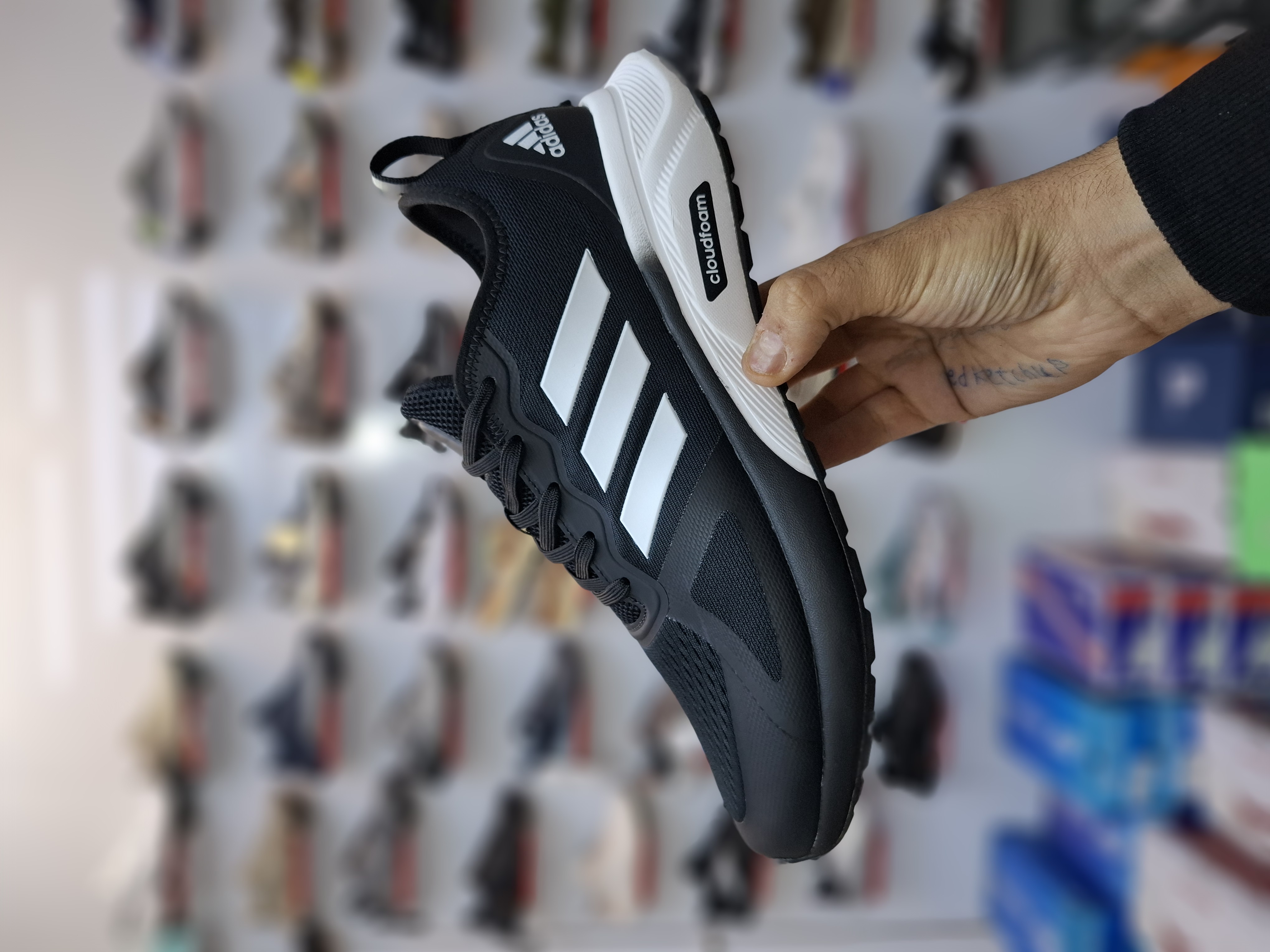 کفش آدیداس کلودفوم مشکی با رویه بافت تنفس پذیر و کفی نرم و راحت