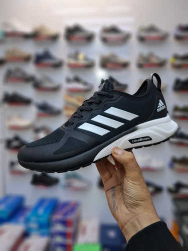 کفش آدیداس کلودفوم مشکی با رویه بافت تنفس پذیر و کفی نرم و راحت