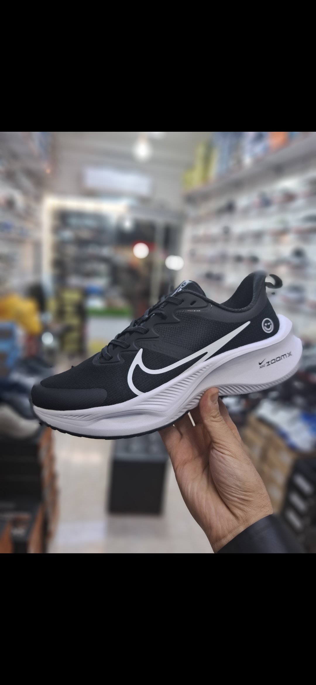 نایک زوم ایکس لبخندی زن مرد