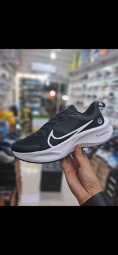 نایک زوم ایکس لبخندی زن مرد